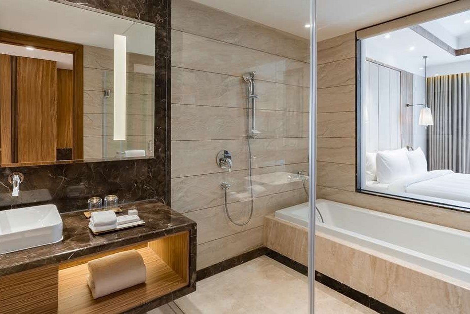 deluxe-suite-bathroom3x2