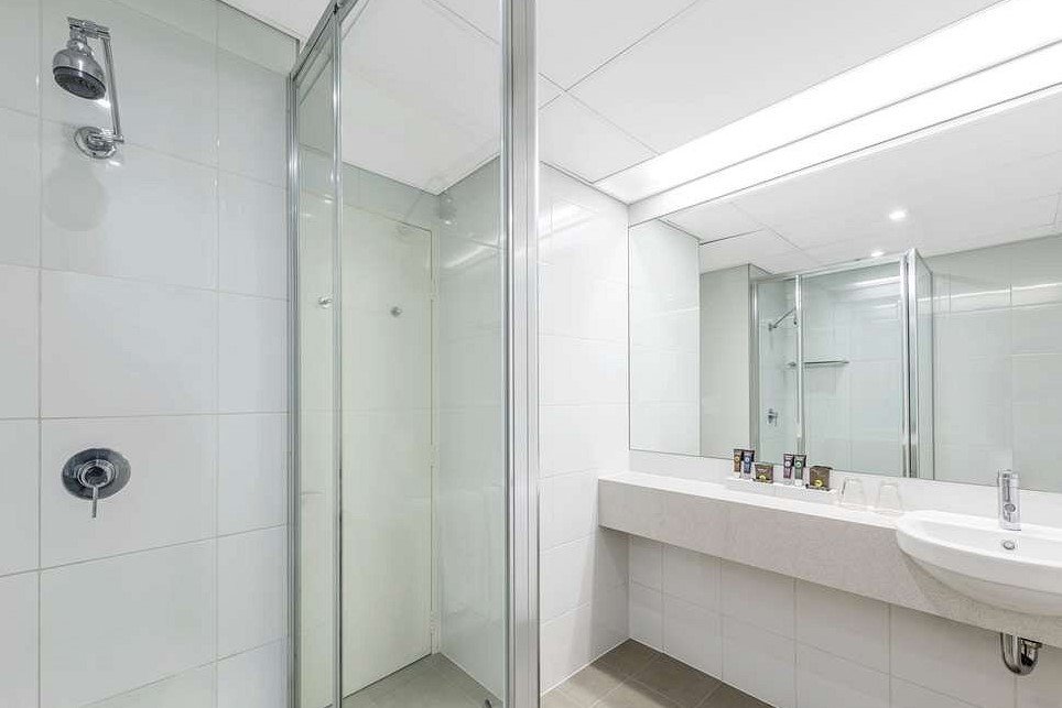 guest-room-bath3x2