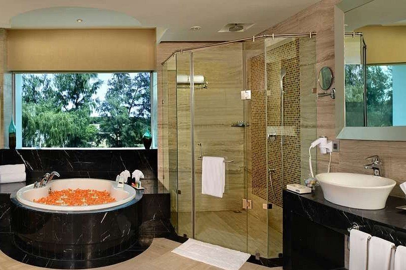 presidential-suite-bathroom 3X2